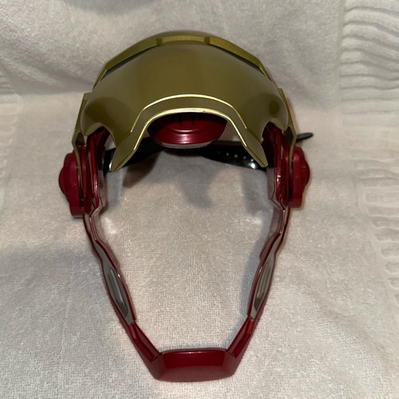 DISNEYPARKS MARVEL EXCLUSIVE- IRON MAN MASK COLLECTORS ITEM - Picture 8 of 12